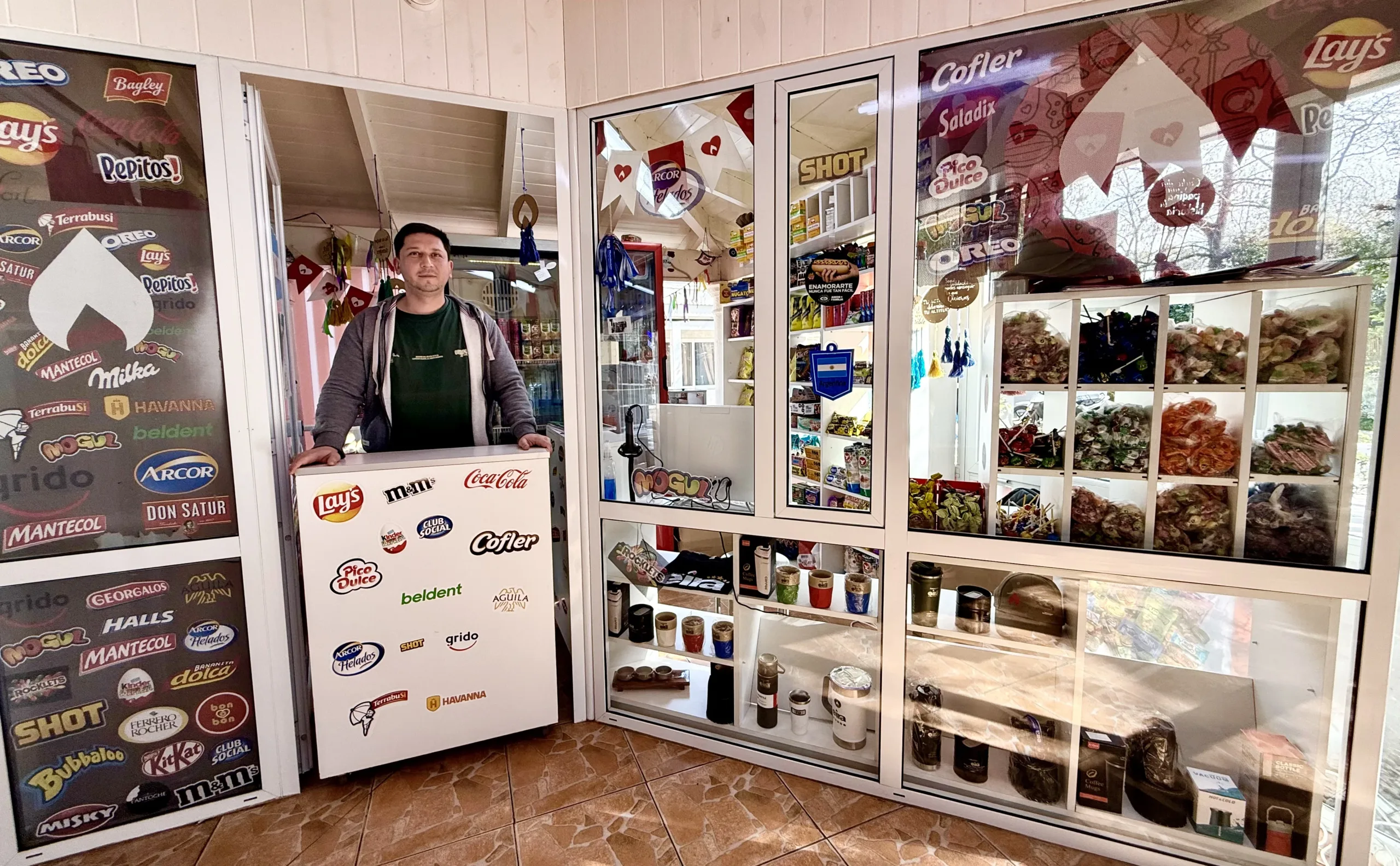 Kiosco dentro de las instalaciones de Fundación Eira