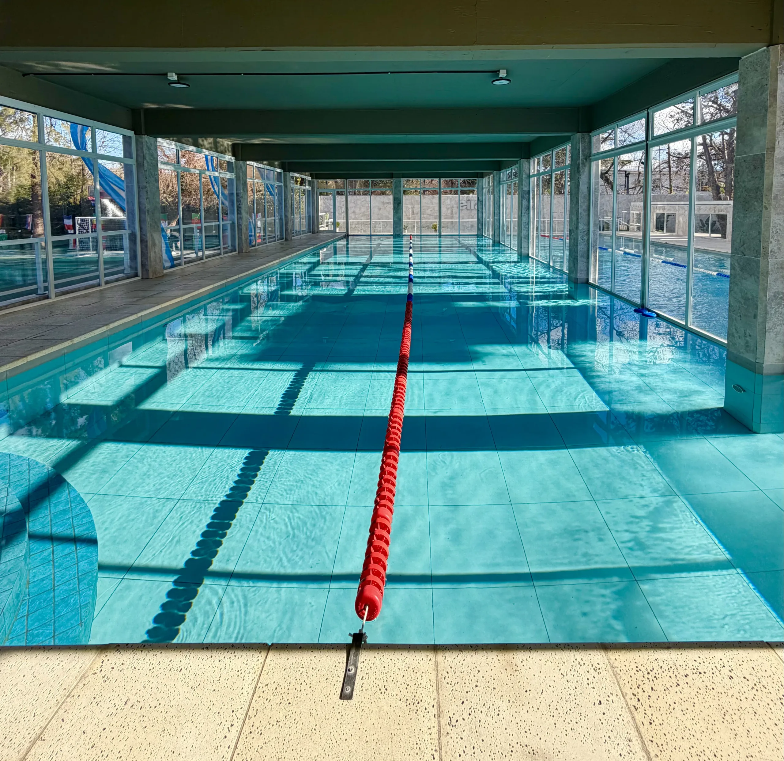 Piscina y espacio recreativo de Fundación Eira