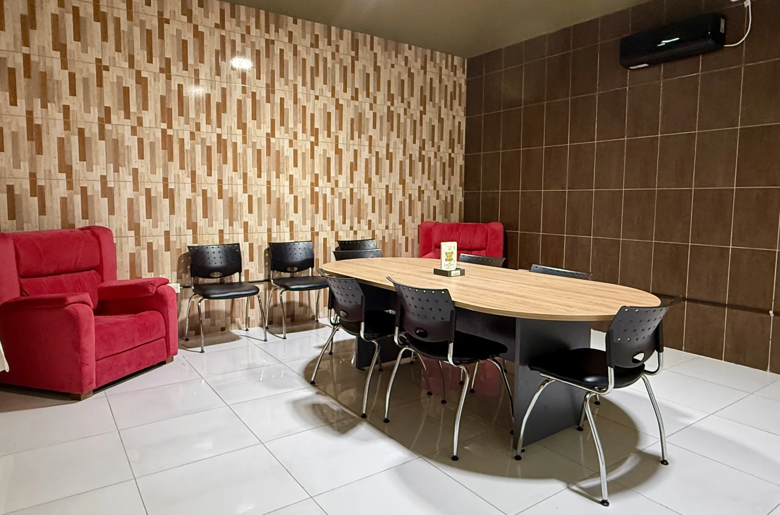 Sala de reunión de Fundación Eira para encuentros y actividades